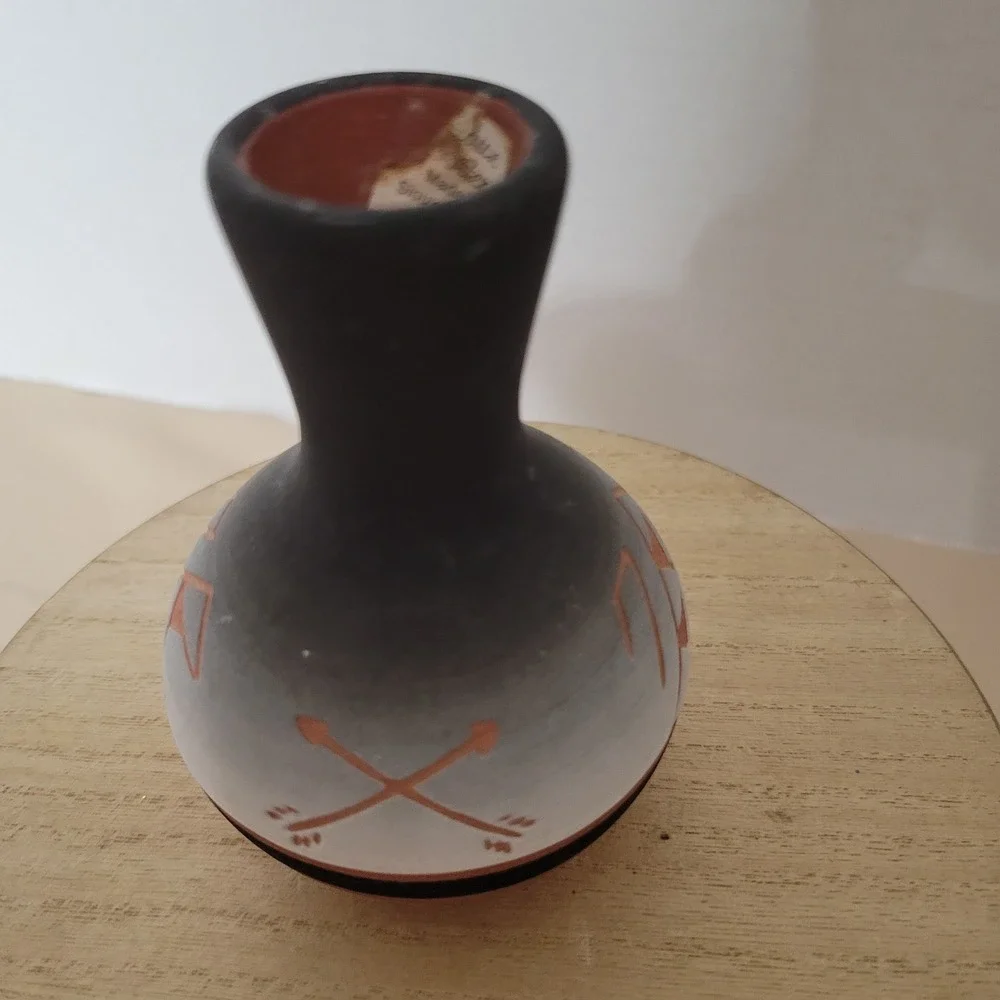 Sioux Pottery Red Elk Signed Native American Bud Vase Grey Black Etched 4 Inch